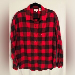 Men’s Levi flannel shirt.